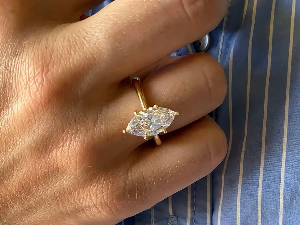 Handgefertigter Goldring mit Navette-Diamanten, getragen an der Hand