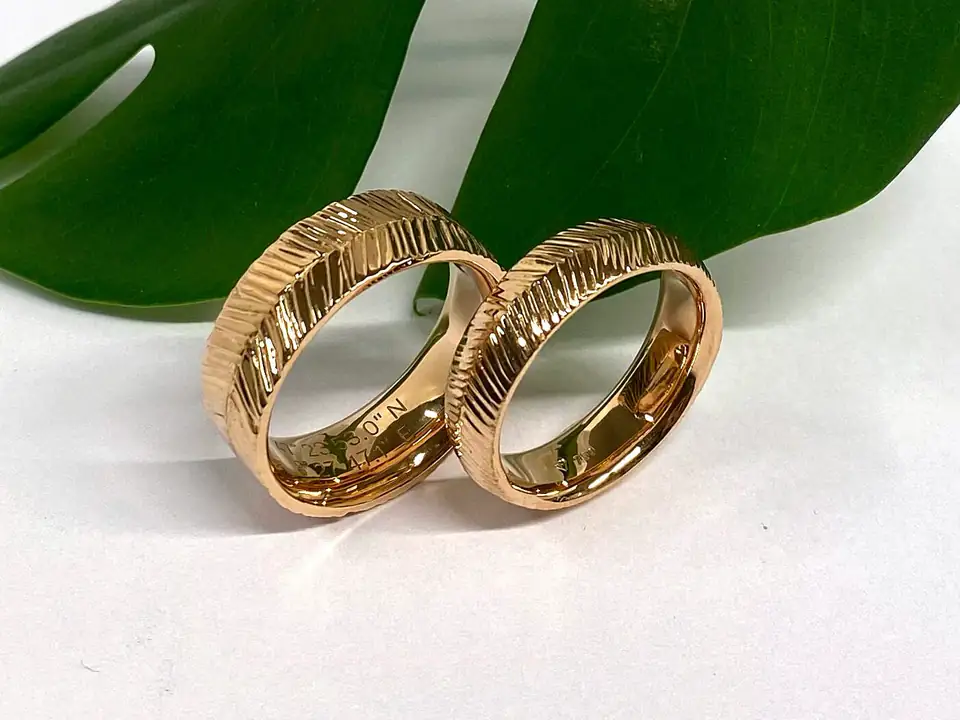 Zwei handgefertigte Gold-Eheringe mit strukturierter Oberfläche