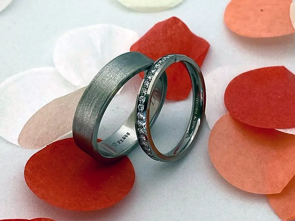 Trauringe aus Platin: matter Ring und Ring mit Pavé-Diamanten