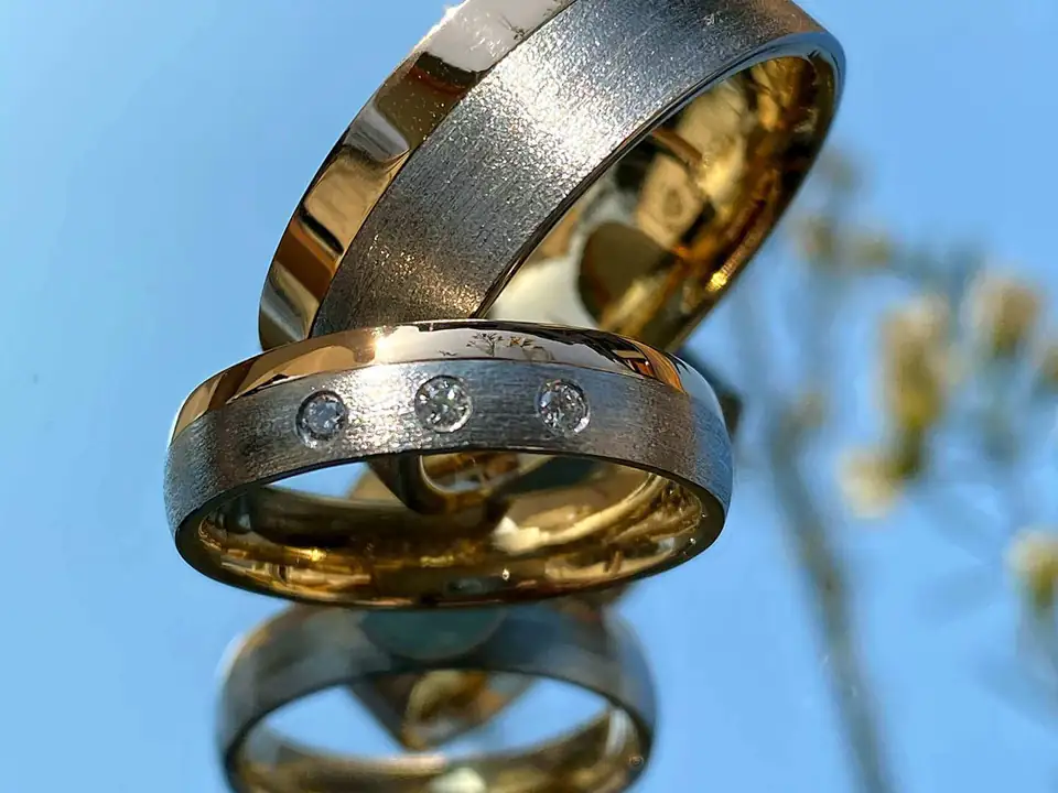 Bicolor-Eheringe aus Gold und Platin mit kleinen Diamanten
