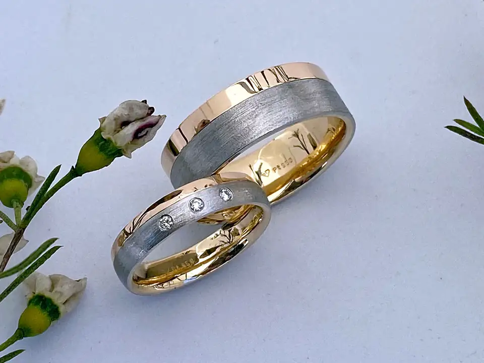 Handgefertigte Bicolor-Trauringe mit Diamanten
