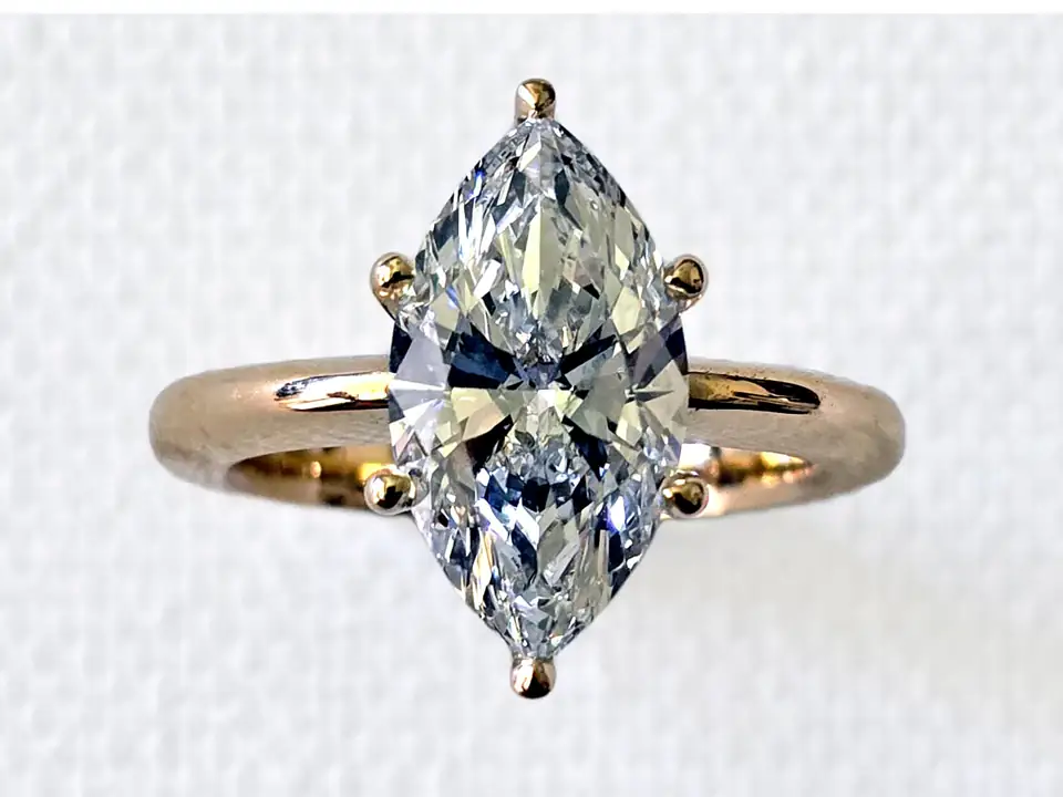 Solitärring mit Navette-Diamant in einer Goldfassung