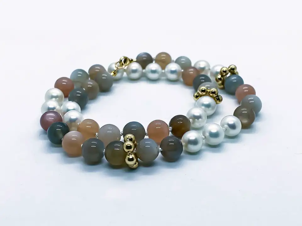Armband aus Achat, Perlen und goldenen Zwischenstücken